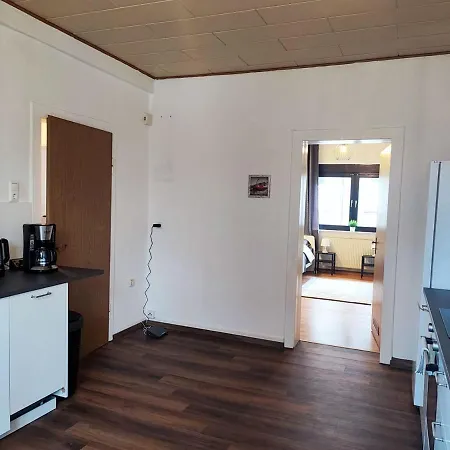 Cozy With Garden In شقة غيلسنكيرشن